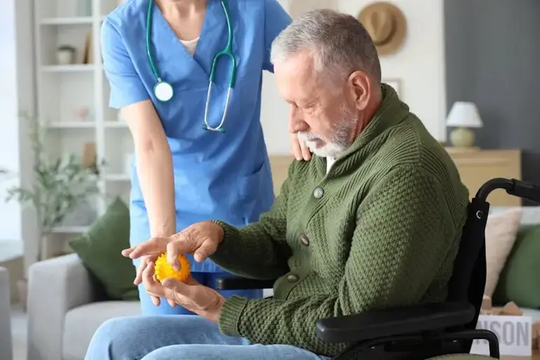 Idős férfi kézremegéssel, Parkinson-kór tüneteivel